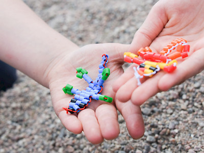 lasten kämmenillä hamahelmiliskoja