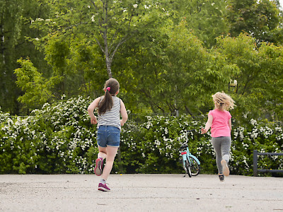 lapset juoksevat leirillä poispäin kamerasta